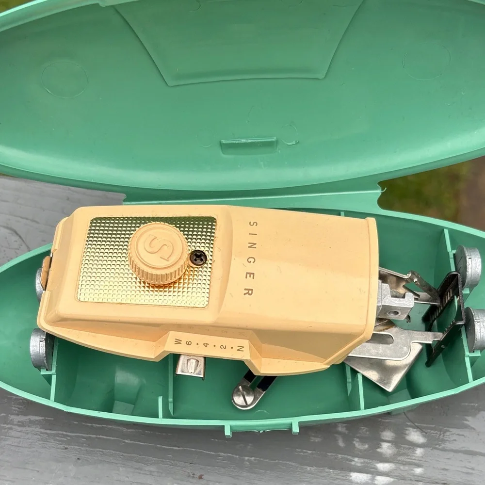Singer Buttonholer - Picture 5 of 9